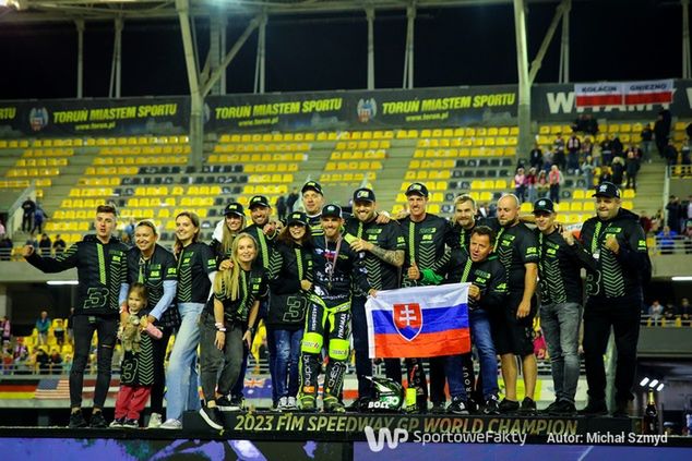 Martin Vaculik i jego najbliżsi po zdobyciu brązowego medalu Indywidualnych Mistrzostw Świata na żużlu