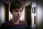 Norman Bates śpi w łóżku z mamą Verą Farmigą