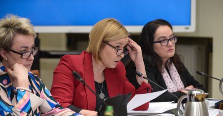 Nie podała mu ręki. Emocjonujące zakończenie przesłuchania