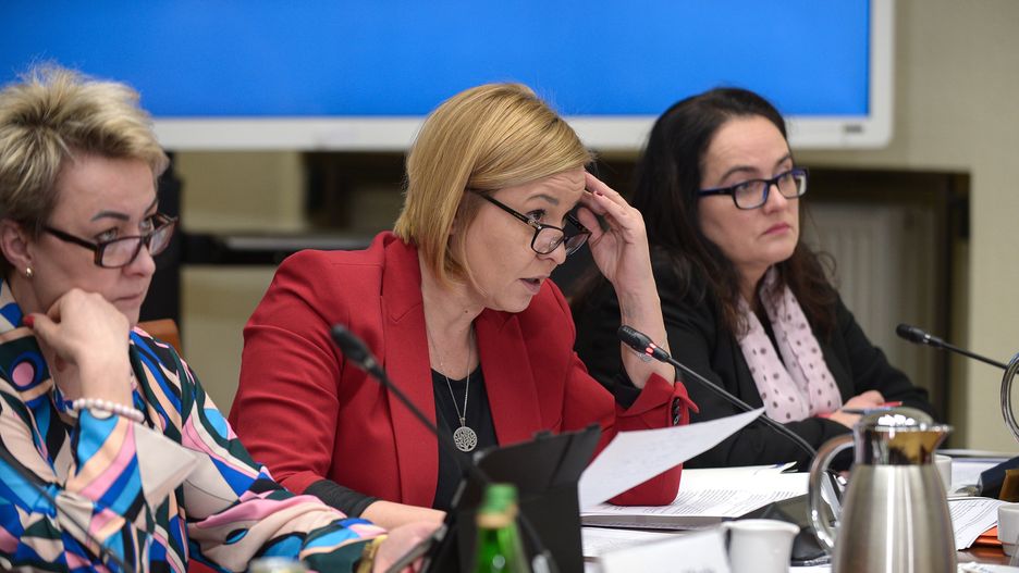 Warszawa, 19.01.2024. Posłanki: PSL-TD Agnieszka Maria Kłopotek (L), KO Magdalena Filiks (C) oraz Lewicy Anita Kucharska-Dziedzic (P) podczas posiedzenia sejmowej komisji śledczej do zbadania legalności, prawidłowości oraz celowości działań podjętych w celu przygotowania i przeprowadzenia wyborów Prezydenta Rzeczypospolitej Polskiej w 2020 r. w formie głosowania korespondencyjnego, 19 bm. w Sejmie w Warszawie. (jm) PAP/Marcin Obara