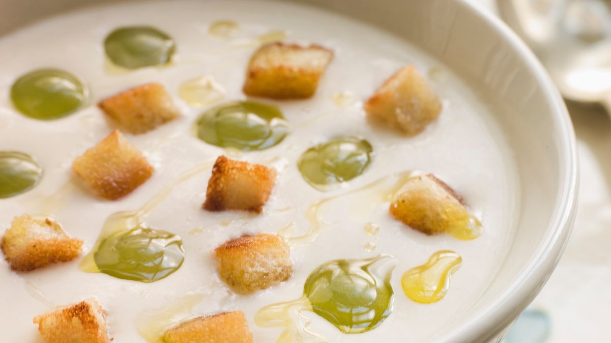 Mleczna zupa z owocowymi dodatkiem