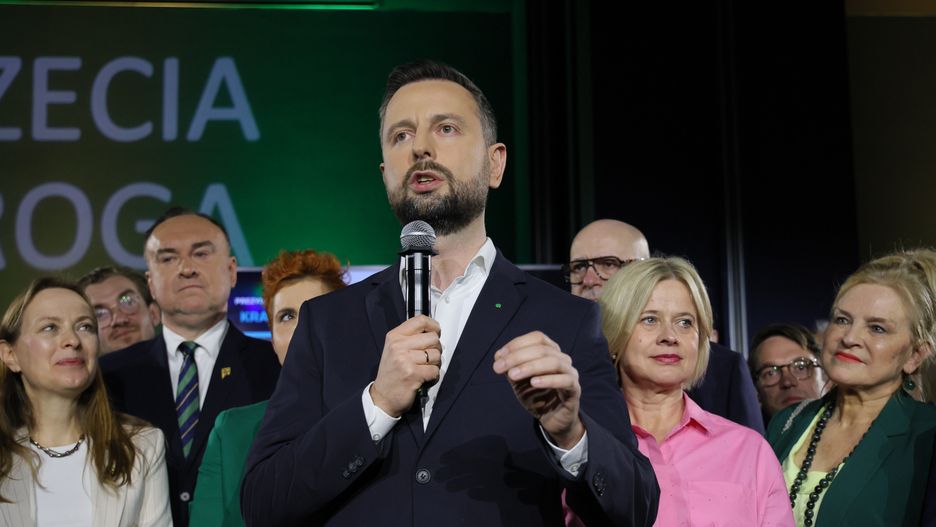 Warszawa, 07.04.2024. Wybory samorządowe 2024. Jeden z liderów Trzeciej Drogi, wicepremier, minister obrony narodowej Władysław Kosiniak-Kamysz (C) w sztabie wyborczym KKW Trzecia Droga Polska 2050 Szymona Hołowni - Polskie Stronnictwo Ludowe w Warszawie, 7 bm. Zakończyły się wybory samorządowe. (jm) PAP/Paweł Supernak