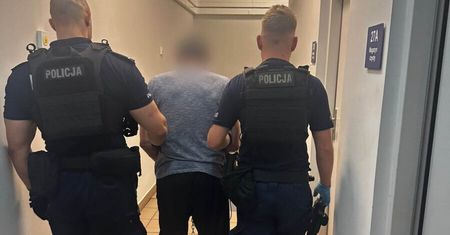 Skandaliczne zachowanie 64-latka. Zauważyli go na balkonie