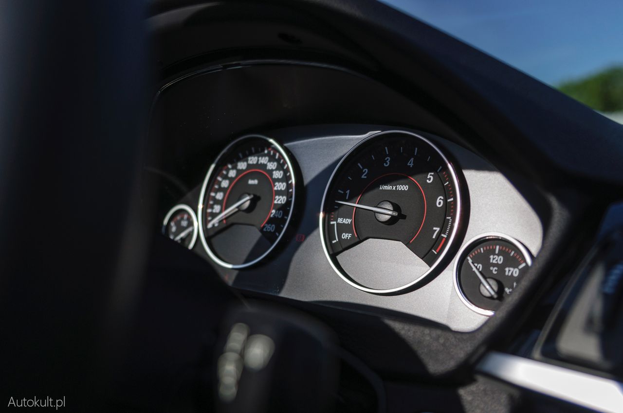 BMW 430i xDrive Cabrio - analogowe zegary z cyfrowym tłem