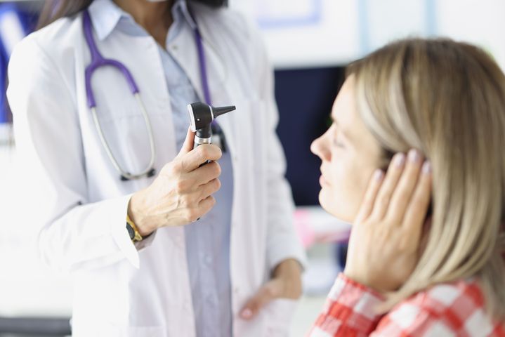 Otoskleroza jako przyczyna niedosłuchu: objawy i leczenie