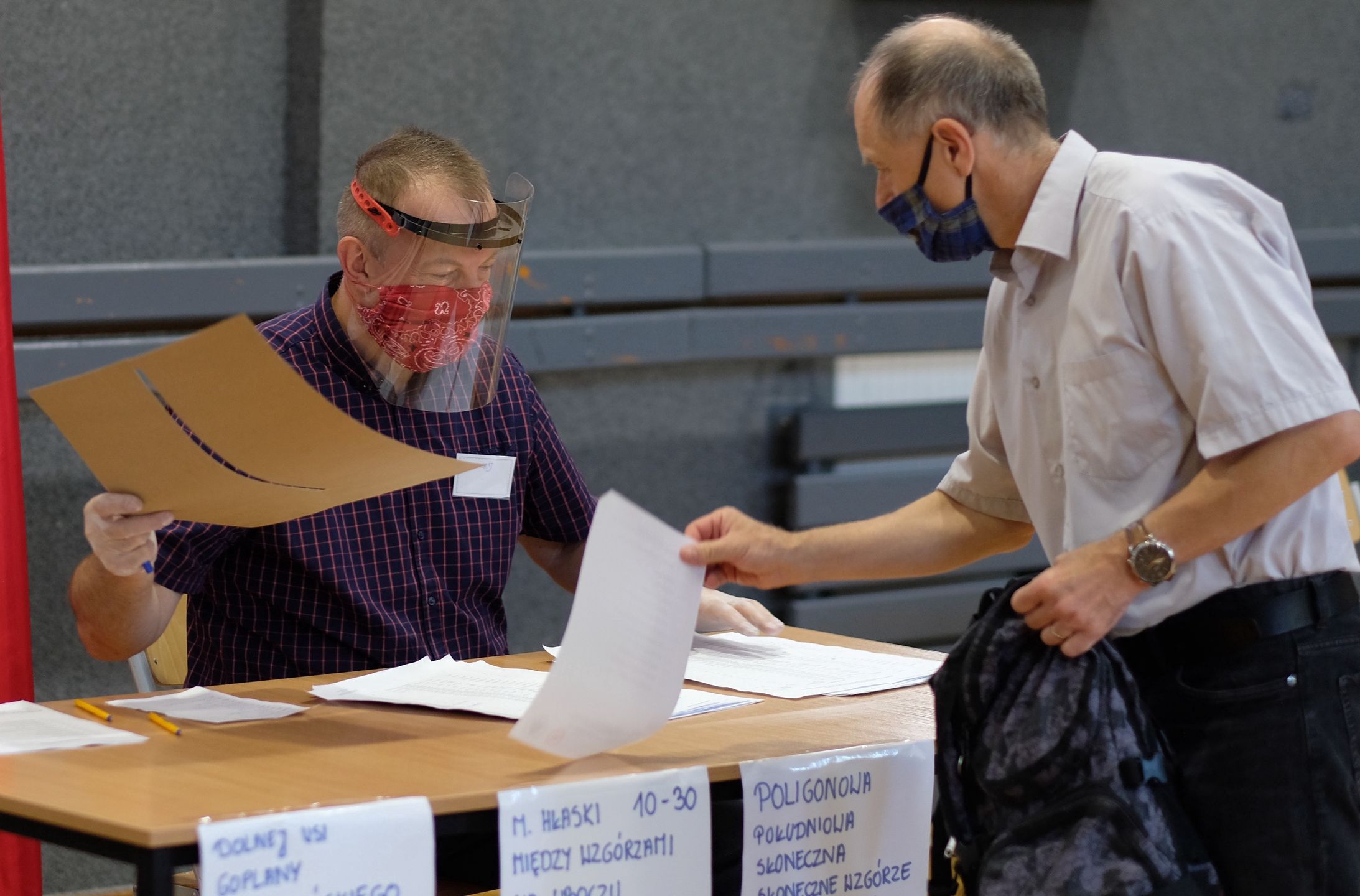 Wybory prezydenckie 2020. Głosowanie w lokalu wyborczym nr 83 w Gliwicach.