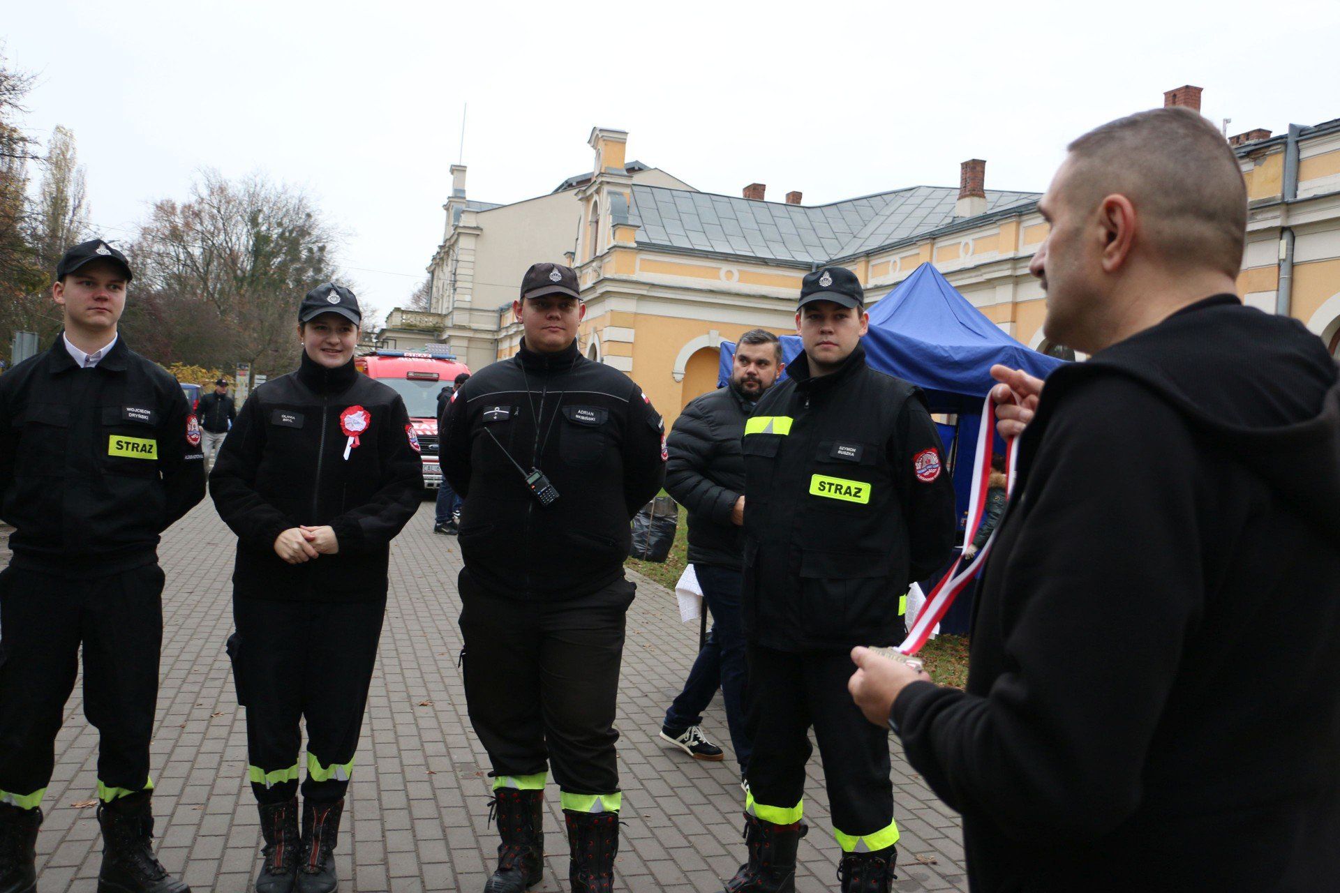 Bieg Niepodległości 2025 w Aleksandrowie Kujawskim. To już trzecia edycja, która przyciągnęła ponad 200 biegaczy