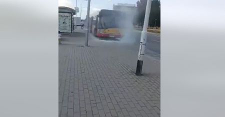 Zapalił się miejski autobus. Tak postąpiła z małym dzieckiem