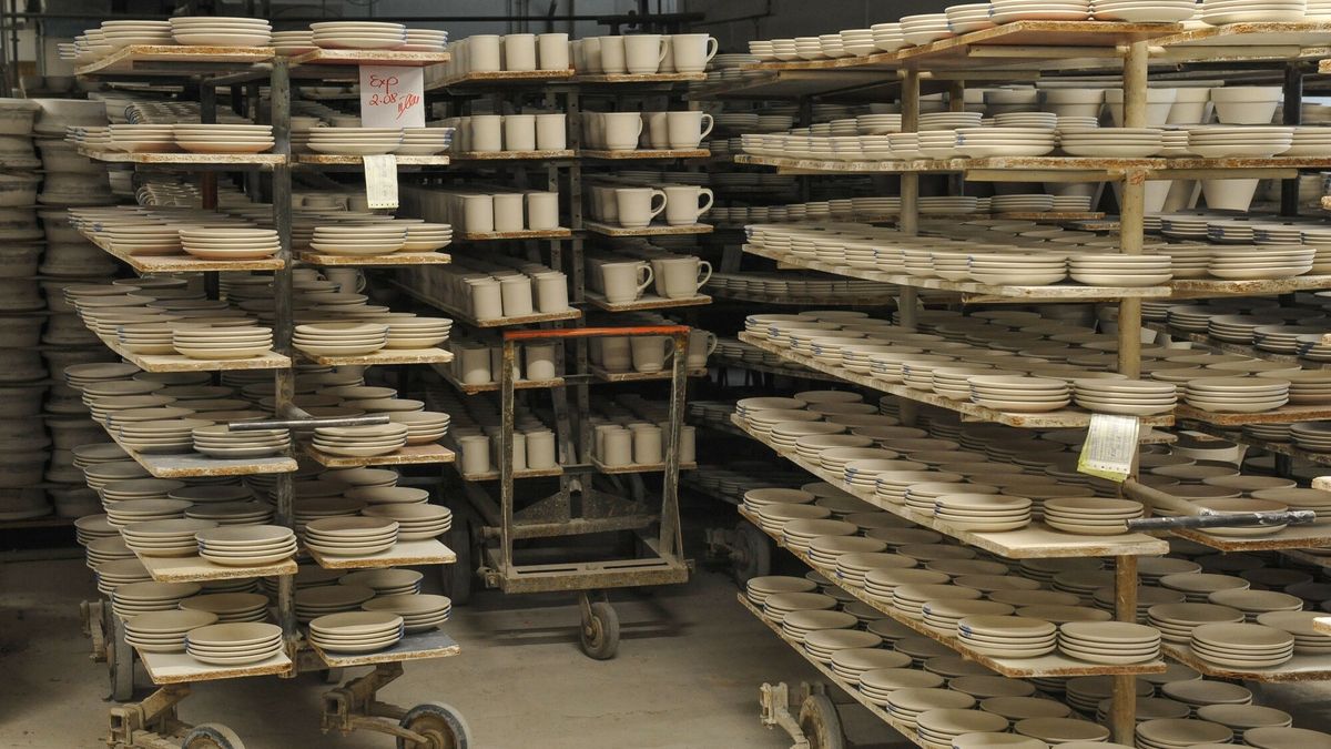 reporter_baza_2022-01
20.08.2021 Boleslawiec 27. Boleslawieckie Swieto Ceramiki. N/z Zaklady Ceramiczne Boleslawiec naczynia na wozkach regalowych Fot. Gerard/REPORTER
Gerard/Reporter