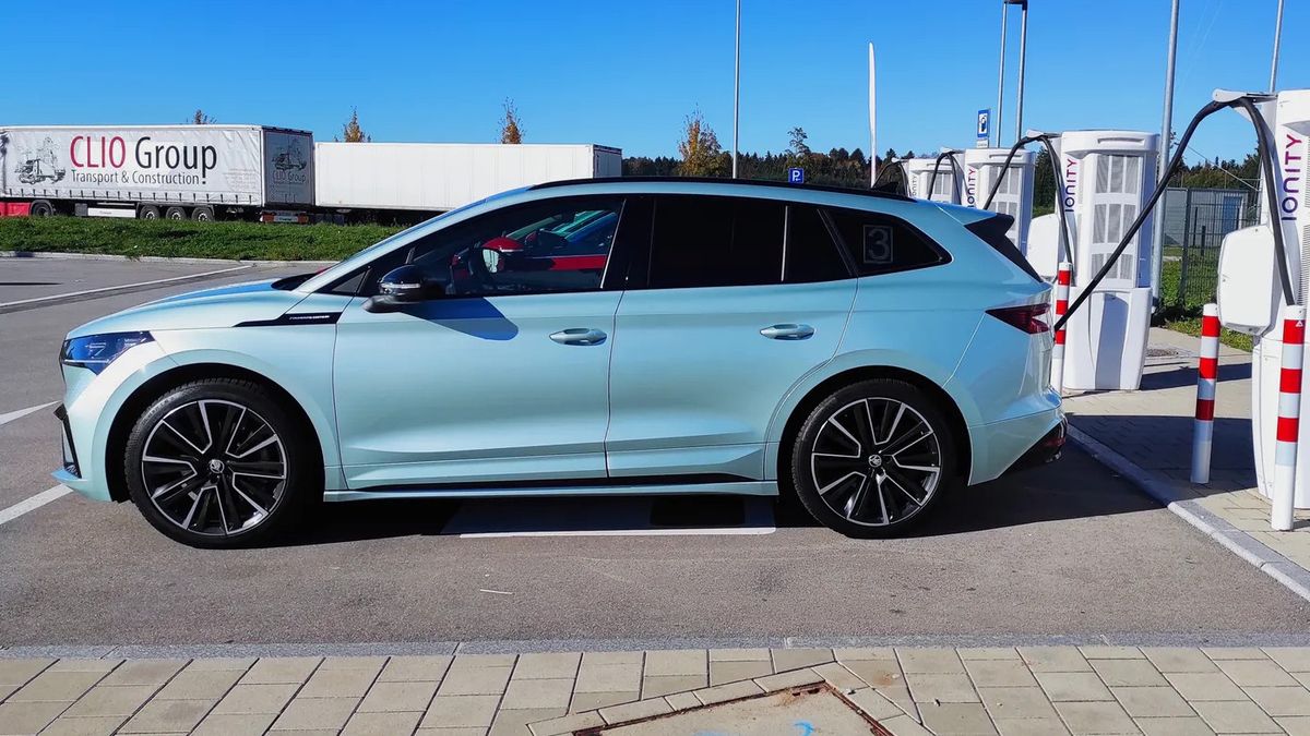 Kilka lub kilkanaście punktów ładowania na parkingu przy niemieckiej autostradzie nie jest niczym zaskakującym