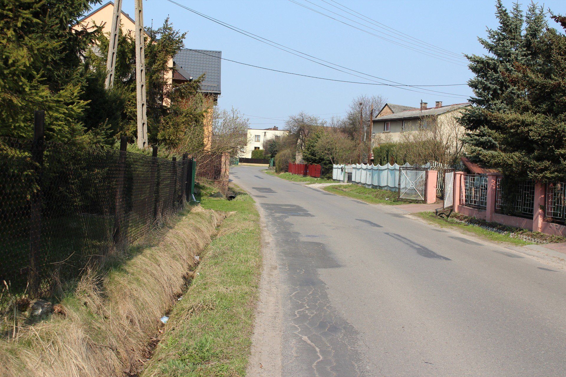 W centrum Balina panuje duży ruch, brakuje chodników, a jezdnia jest w złym stanie 