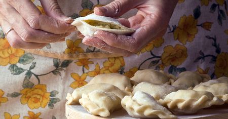 Przepis na pierogi kapucyńskie. Biją na głowę te z klasycznym farszem