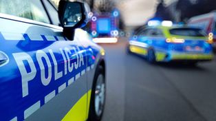 Tragiczny finał zderzenia osobówki i ciężarówki przewożącej drewno. Kierująca BMW poniosła śmierć na miejscu