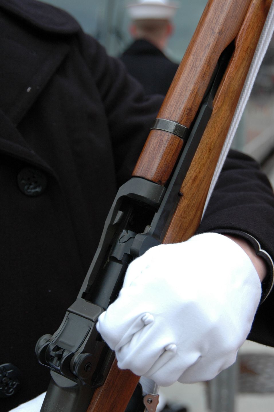 Ceremonialny karabin M14 należący do gwardzisty honorowego US Navy.