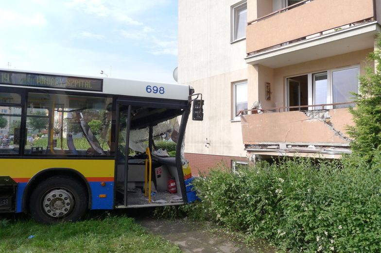 Autobus uderzył w blok. Są poszkodowani