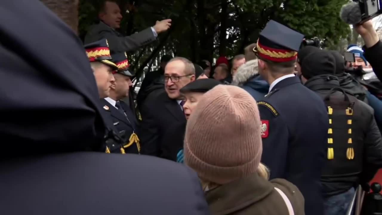 Szarpanina przed Sejmem. Politycy PiS chcieli wprowadzić Kamińskiego i Wąsika