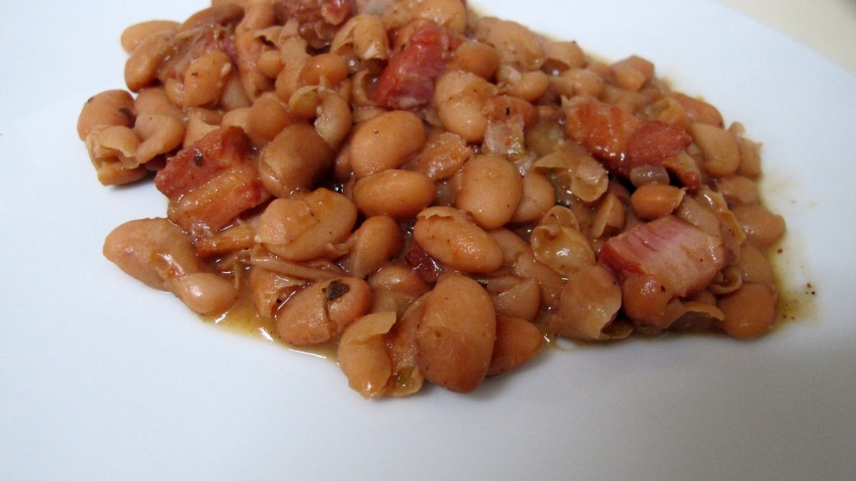 Gotowana mrożona młoda fasola Pinto z dodatkiem soli, odsączona