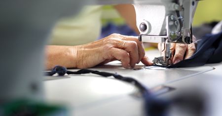 Polskie firmy szyją mundury dla armii NATO. Tak odbijają się od dna