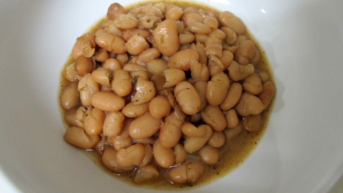 Gotowana kiełkująca fasola Pinto z dodatkiem soli, odsączona