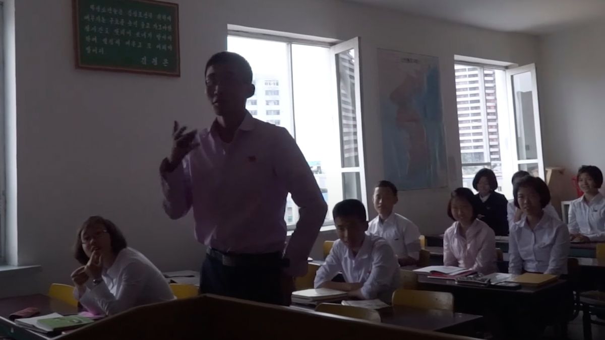 Podczas spotkania w jednej z północnokoreańskich szkół, nagle wstał jeden z uczniów i zapytał o Roberta Lewandowskiego