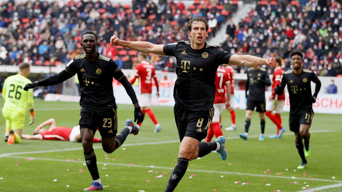 Getty Images / RONALD WITTEK / Na pierwszym planie: Leon Goretzka cieszący się z gola