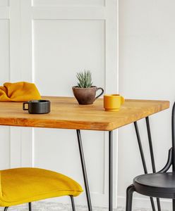 Okrągły, kwadratowy czy prostokątny – jaki stół wybrać do małego salonu?