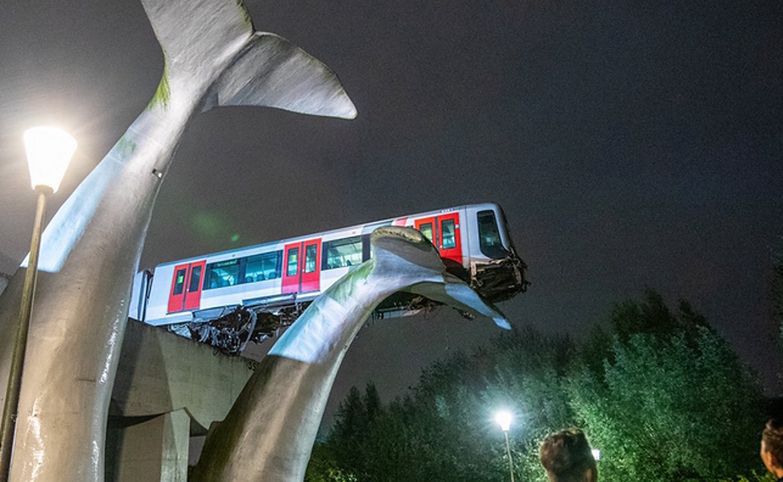 Pociąg metra przebił się przez przystanek i wylądował na 10-metrowym dziele sztuki "Ogony wieloryba"