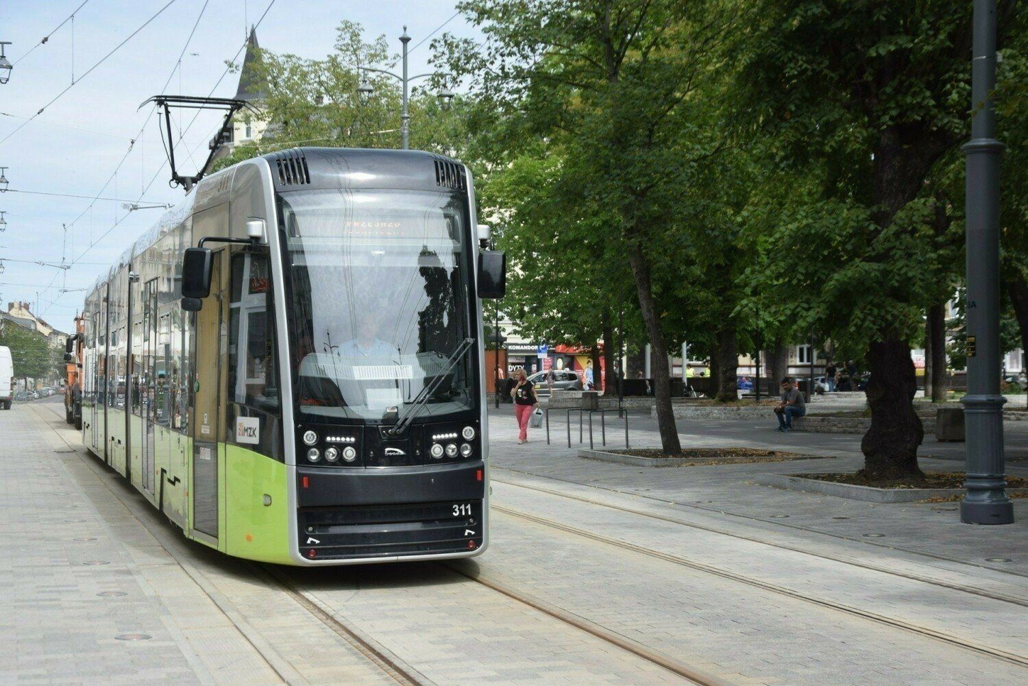 Wypadek w Gorzowie: tramwaj potrącił mężczyznę wykonującego prace porządkowe.