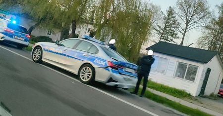 Uderzył w radiowóz, który zatrzymał się przed przejściem dla pieszych
