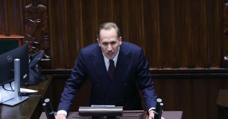 Berkowicz z flagą ze swastyką na mównicy w Sejmie. Ambasada Izraela reaguje