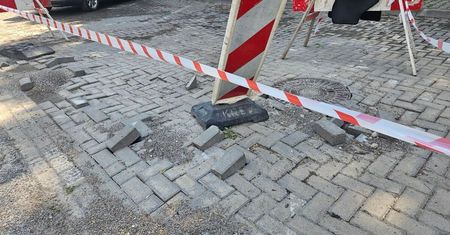 Ta ulica znowu znalazła się pod wodą po opadach deszczu. Podmyło kostkę, drogowcy muszą ułożyć ją jeszcze raz