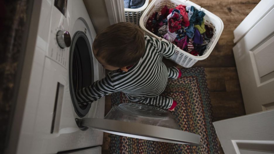 Utknął między pralką a suszarką. Chłopiec nie żyje