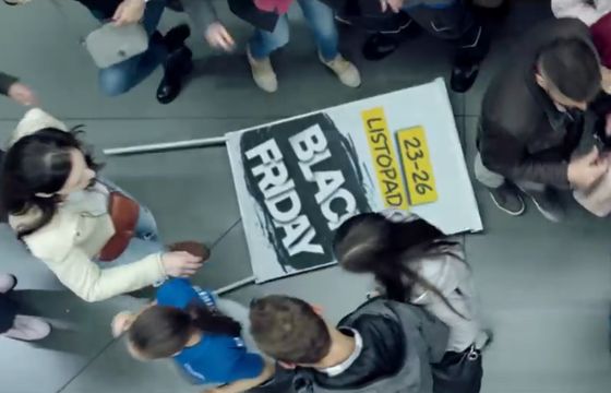 Szturm klientów i obniżek reklamuje Black Friday w Castoramie (wideo)