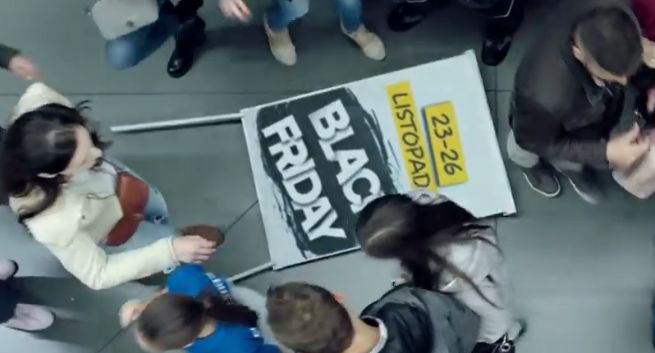 Szturm klientów i obniżek reklamuje Black Friday w Castoramie (wideo)