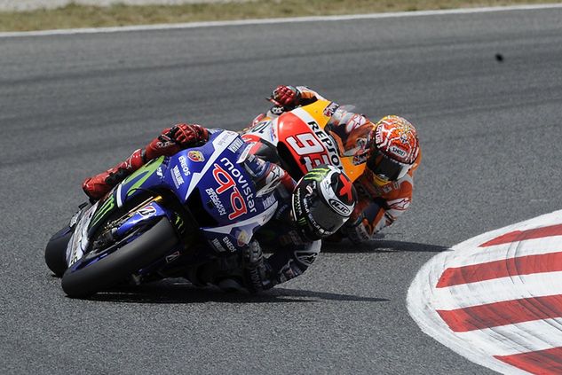 W Barcelonie Marc Marquez zaliczył upadek jadąc tuż za Jorge Lorenzo