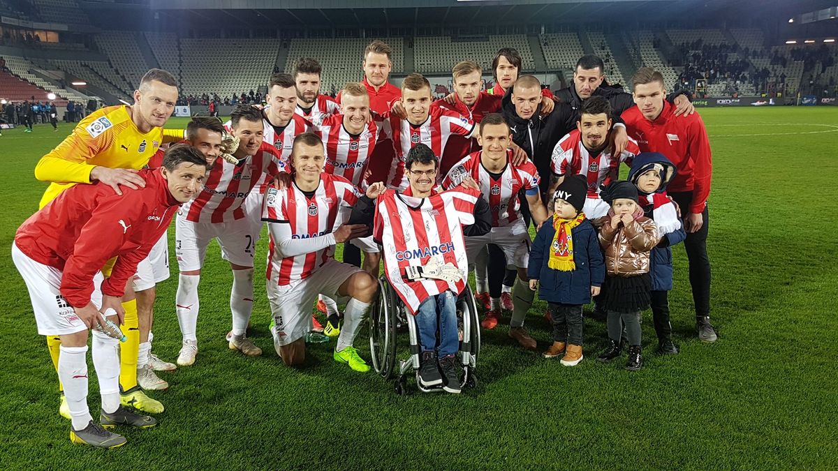 Zdjęcie okładkowe artykułu: Twitter / MKS Cracovia SSA / Piłkarze Cracovii pozują do zdjęcia z kibicem
