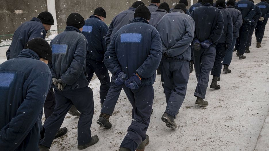 Rosyjscy je?cy w ukrai?skich wi?zieniach
Russian prisoners of war walk while holding their hands behind their back, part of the prison rules, after their lunch break at a prison camp in western Ukraine, Feb. 6, 2023. Poorly trained Russian soldiers captured by Ukraine describe being used as cannon fodder by commanders throwing waves of bodies into an assault. (Nicole Tung/The New York Times)
NICOLE TUNG