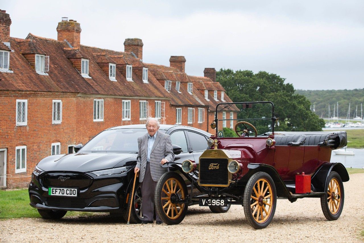 Harold Baggott obok Forda Model T i Mustanga Mach-E