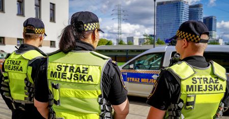 "Dymek" na przystanku skończył się rozróbą. Zatrzymany dostał drgawek