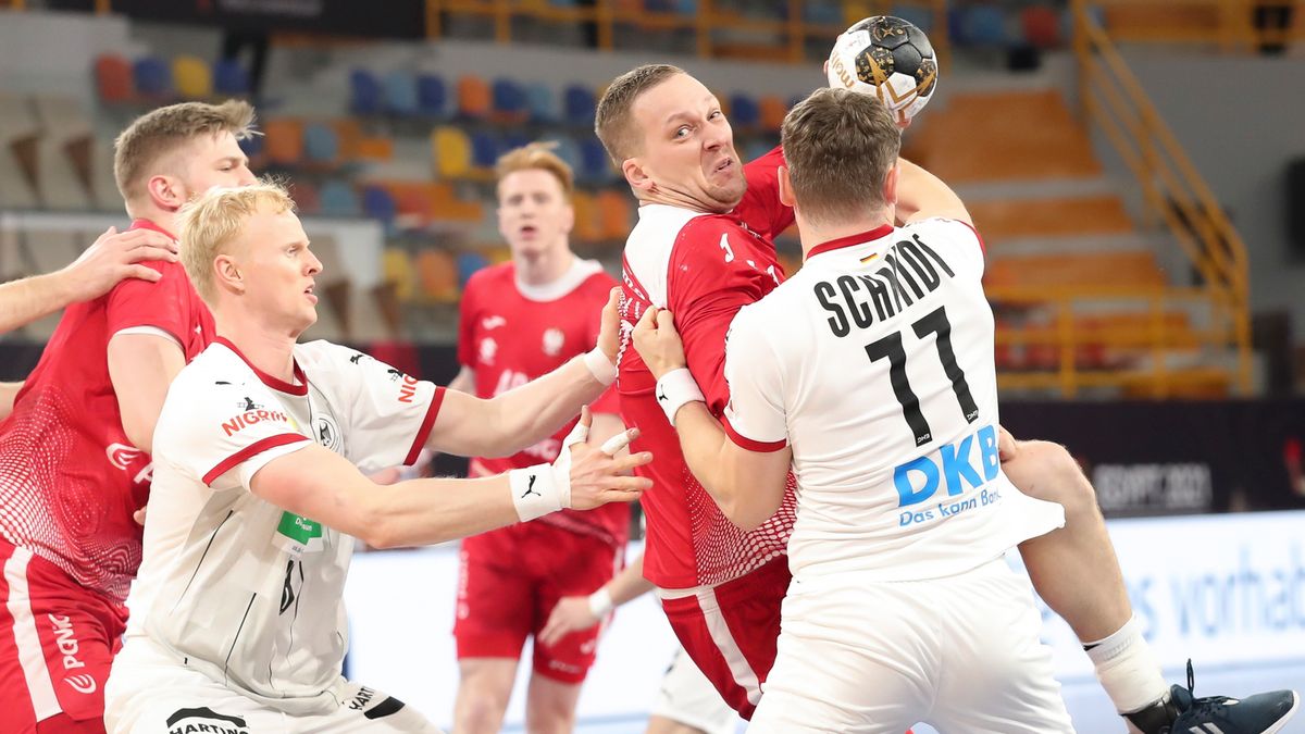 PAP/EPA / Khaled Elfiqi / POOL / Na zdjęciu: Rafał Przybylski (z piłką)