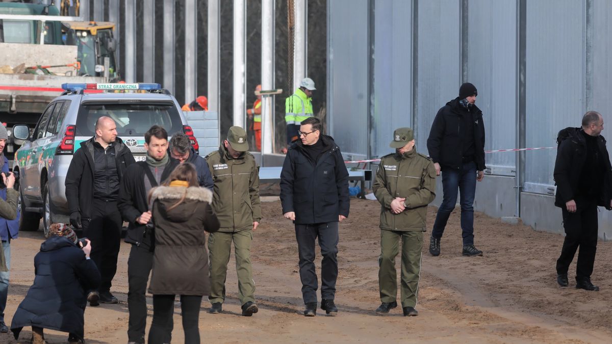 Mateusz Morawiecki na budowie zapory na granicy polsko-białoruskiej