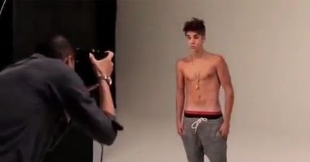Justin Bieber BEZ KOSZULKI!
