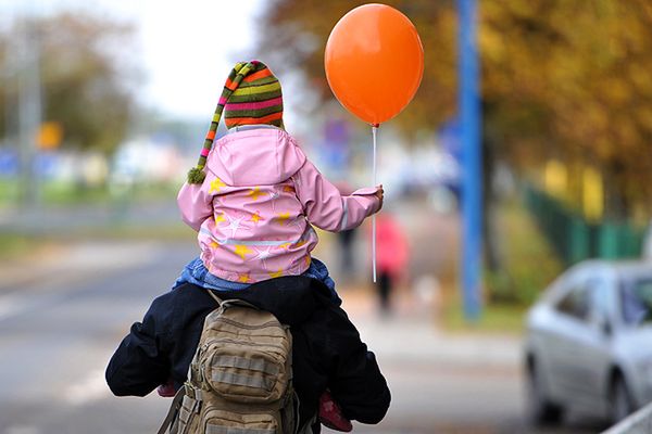 W Polsce wzrosła liczba ojców biorących wolne, by spędzić czas z dzieckiem