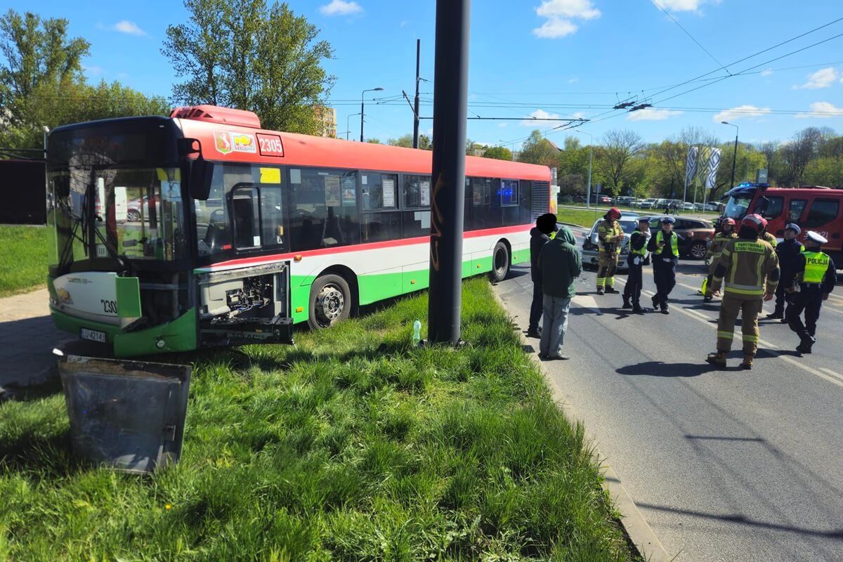 Zderzenie autobusu komunikacji miejskiej z samochodem osobowym na rondzie Mohyły