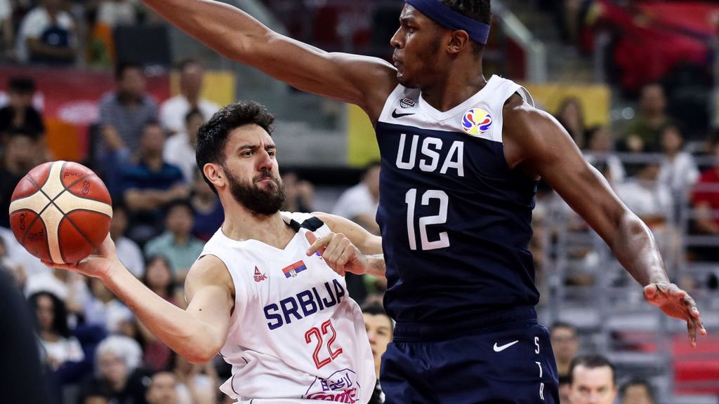 Getty Images / Zhizhao Wu / Na zdjęciu: Vasilije Micic (z lewej) i Myles Turner