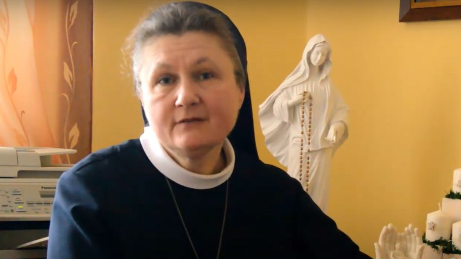 Siostra Dolores Zok była jedną z zakonnic, które udzieliły wywiadu do książki Justyny Dżbik-Kluge, która mówi o sobie "ateistka z dwójką nieochrzczonych dzieci, w małżeństwie bez ślubu kościelnego"