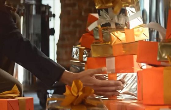 Orange dla Firm w świątecznej reklamie oferuje smartfony w prezencie