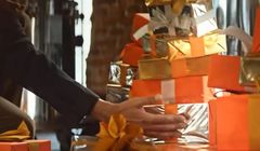 Orange dla Firm w świątecznej reklamie oferuje smartfony w prezencie