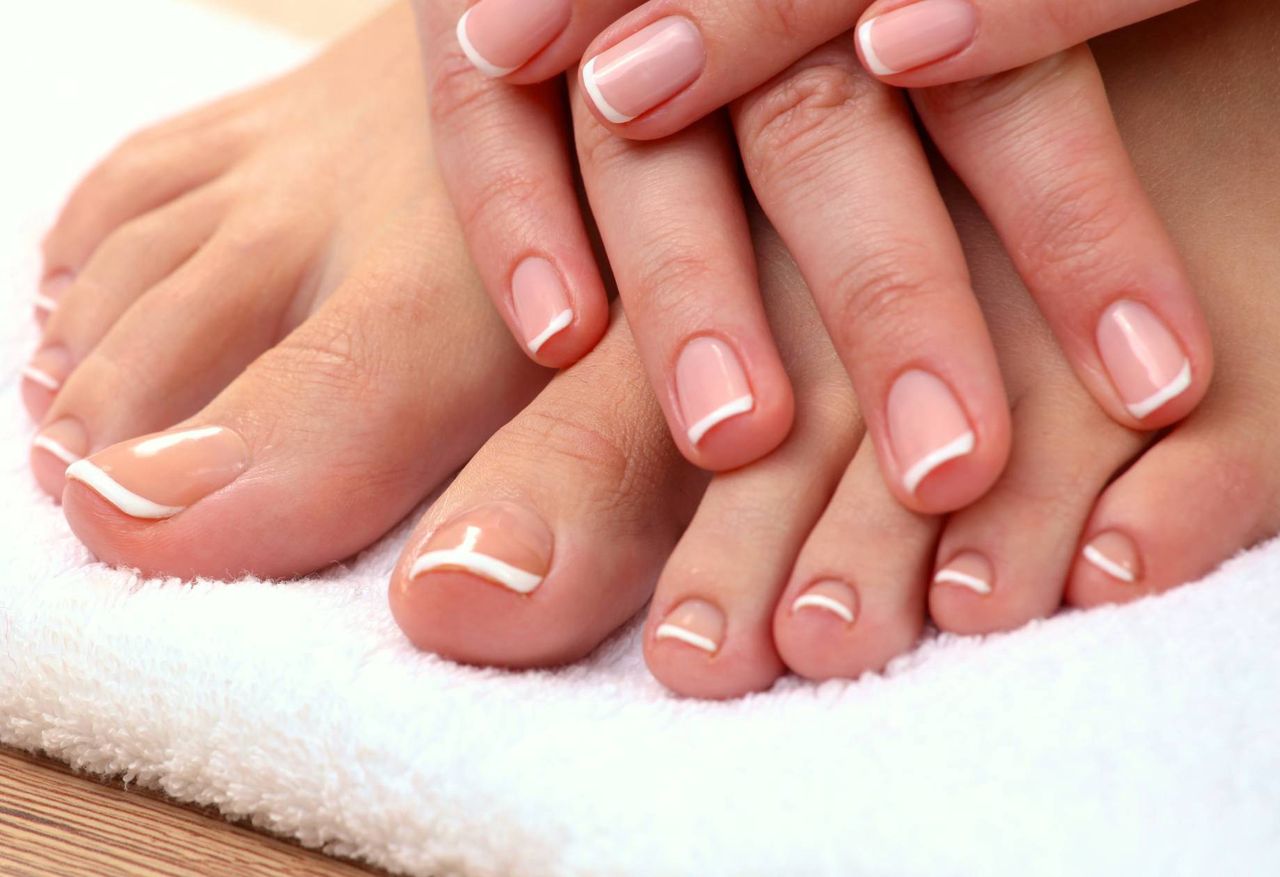 Latem wygrywa minimalizm. Ten pedicure pasuje do wszystkiego