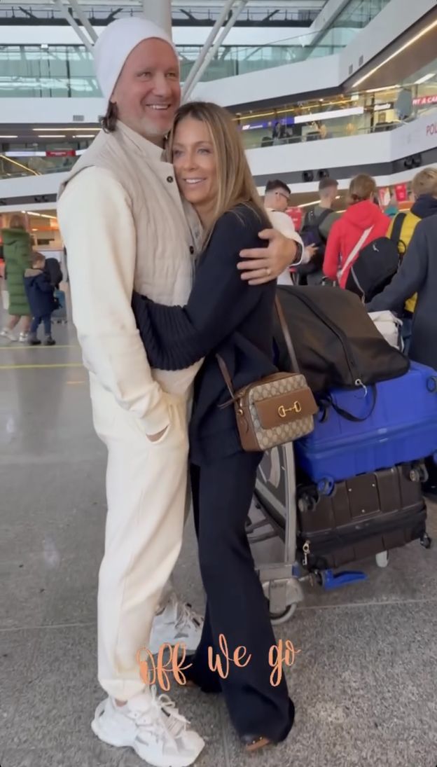 Radosław Majdan "śmieszkuje" z Małgorzaty Rozenek, która w podróż zabrała... ROWER. "Na lotnisku NIGDY nie jest nerwowo"